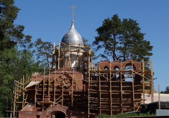 На храм Покрова Пресвятой Богородицы в Зеленогорске установили крест