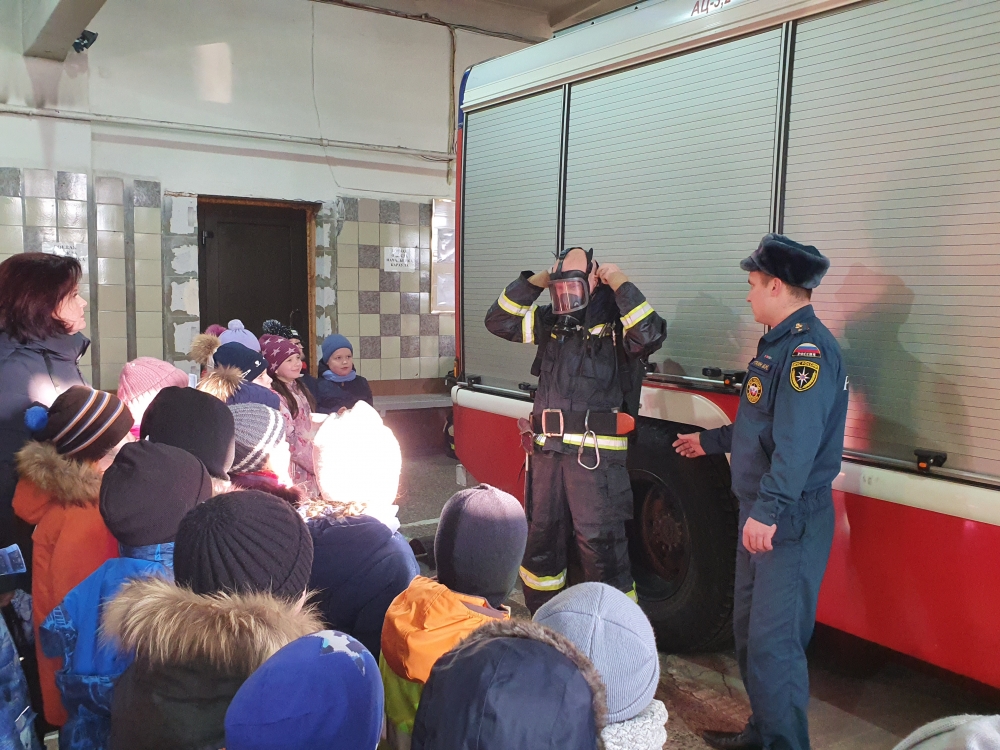 В гости к спасателям 27 пожарно-спасательной части города Сестрорецка пришли первоклашки из 324 школы Курортного района