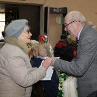 Мероприятия, посвященные празднованию Дня Великой Победы, в Зеленогорске традиционно начались с вручения подарков ветеранам
