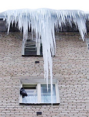 Осторожно – сход снега и падение сосулек с крыш здания