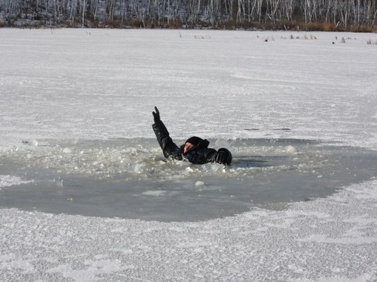 Что делать, если вы провалились под лед?