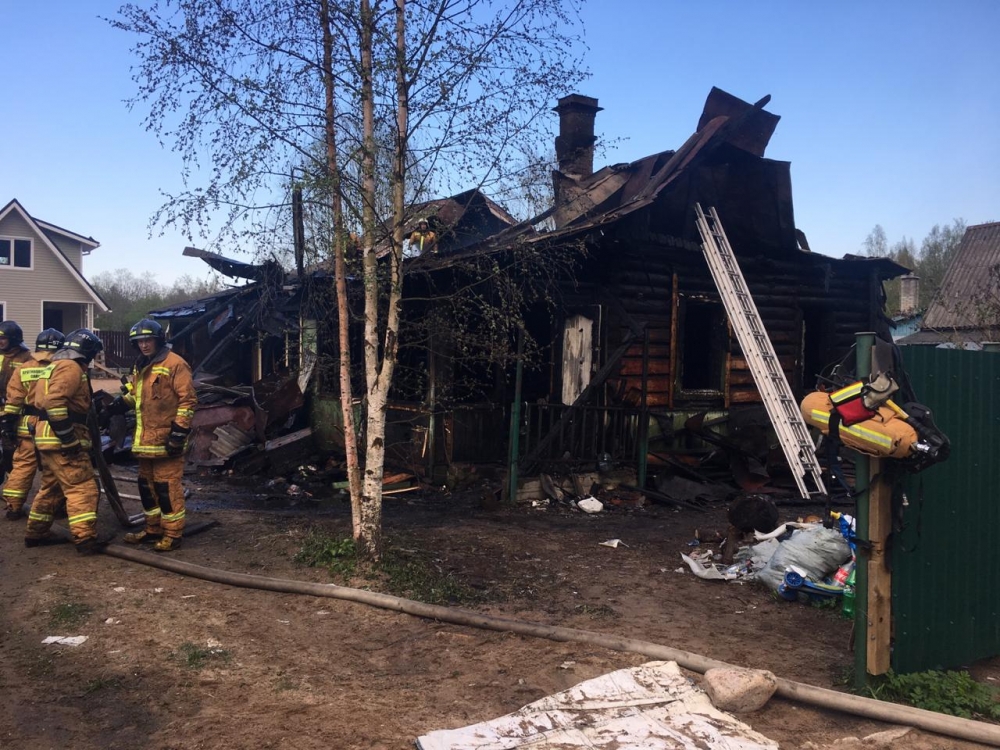 В посёлке Белооостров произошёл пожар в деревянном доме