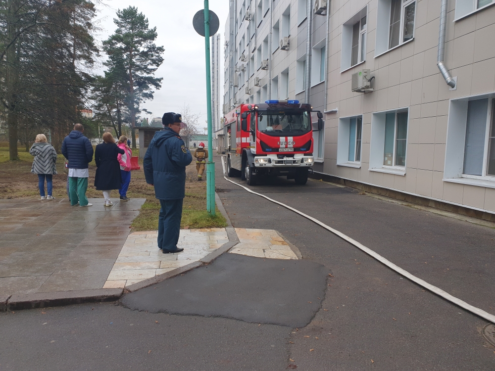 В городской больнице № 40 в Курортном районе прошли учения по эвакуации персонала и тушению условного пожара
