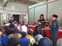 В гости к спасателям 27 пожарно-спасательной части города Сестрорецка пришли первоклашки из 324 школы Курортного района