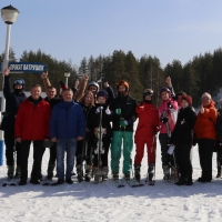 Первый день каникул ученики 8-9 классов лицея №445 и школы №450 отпраздновали поездкой на горнолыжный курорт «Пухтолова гора».